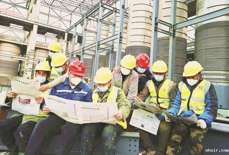 ehsir电气化局党的二十大精神进一线、进班组。11月24日，taptapapp点点网电气化局集团太原凯赛工业园区DN-340项目经理贾磊（左四）在工作之余向劳务工宣讲党的二十大精神。图为该项目部钢结构安装劳务班组在工地学习党的二十大精神。（解国嵩  摄）_副本