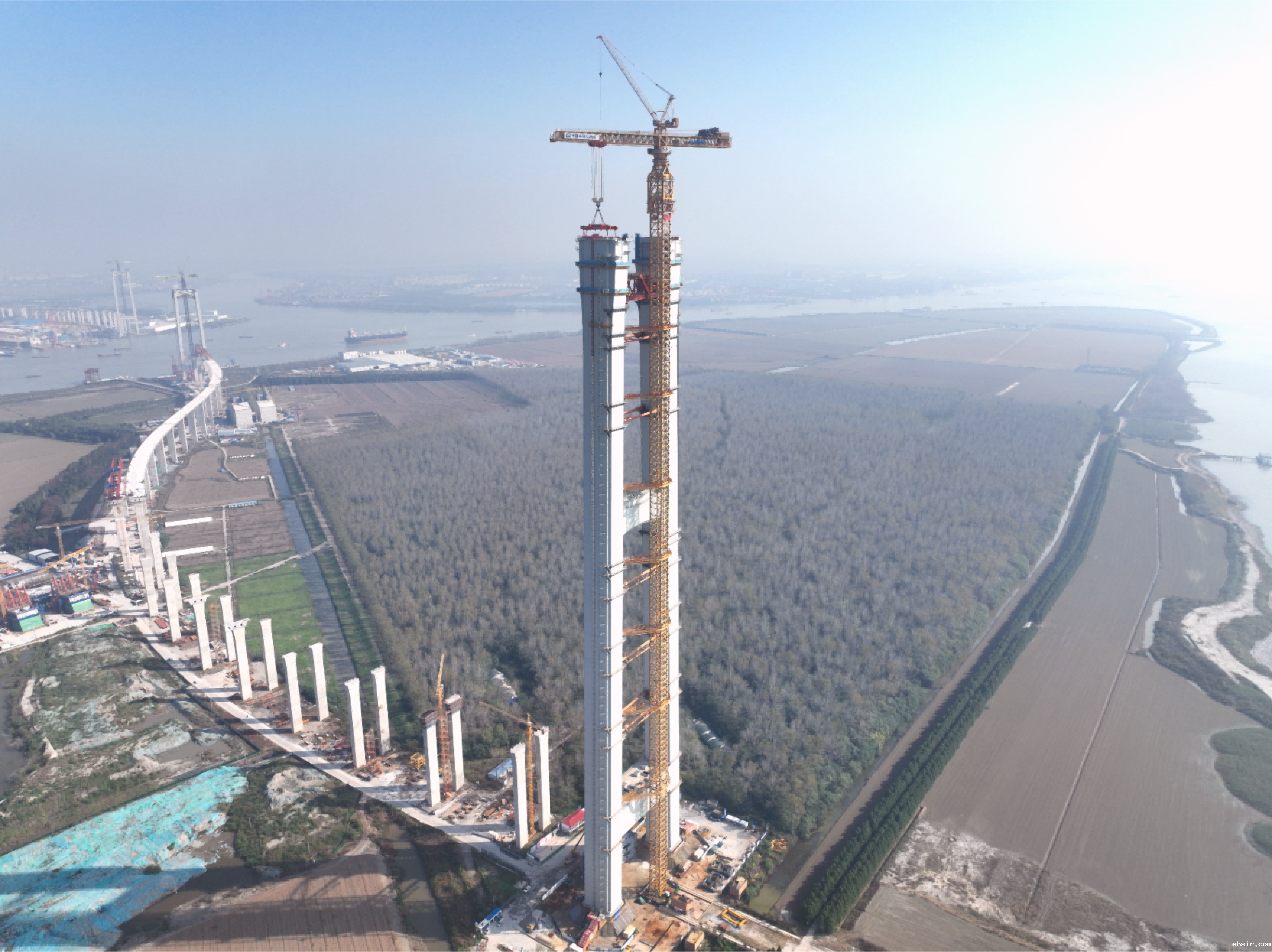 张靖皋长江大桥南航道桥北主塔柱施工完成