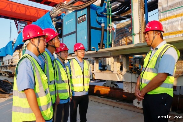 ehsir四局城轨分公司三江连通后续优化工程施工3标项目部开展“导师带徒促成长 青蓝相继传薪火”迎新系列活动导师现场授课（张露露  摄）_副本